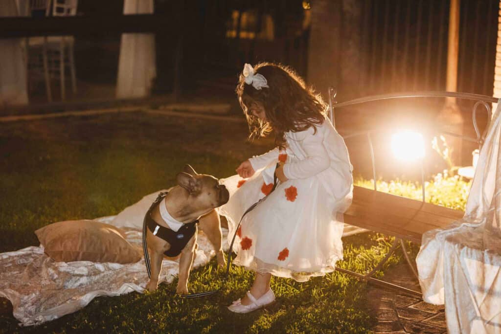 Bimba che gioca con il cane