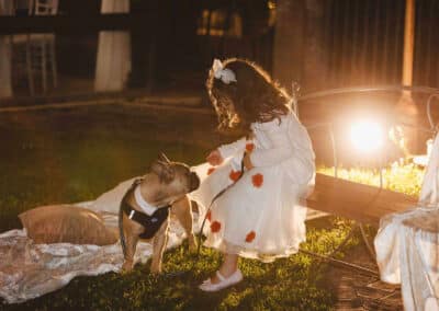 Bimba che gioca con il cane