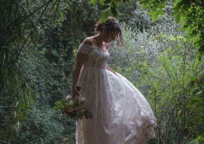 Sposa che si sistema l'abito