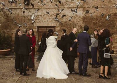 Volo dei piccioni davanti la chiesa