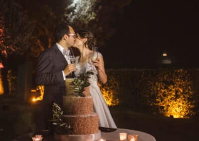 Bacio sposi con torta nuziale