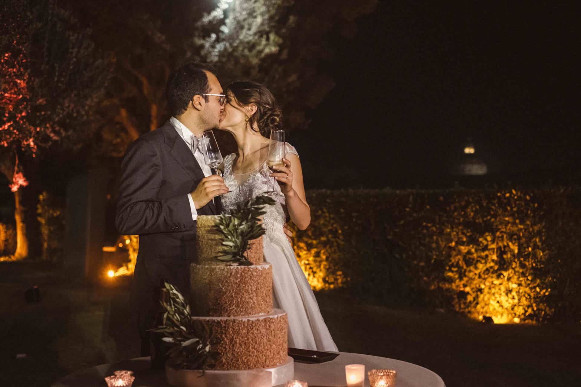 Bacio sposi con torta nuziale