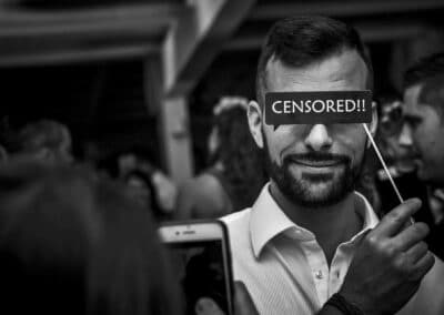 Photo boot di un invitato con cartello censored