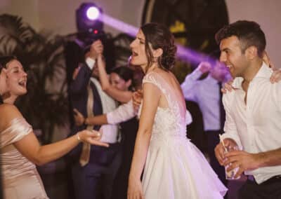 Sposa che balla con invitati