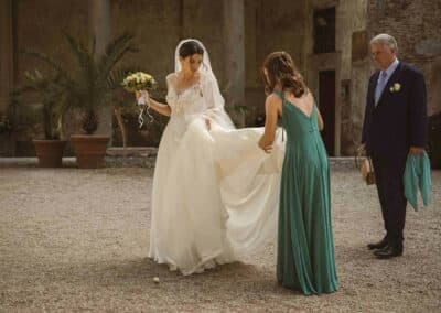 Sposa con sorella e padre davanti la chiesa