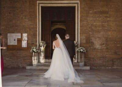 La sposa entra in chiesa