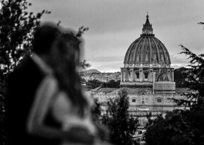 Sposi che osservano la cupola di San Pietro