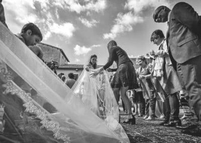 Sposa che sistema il velo