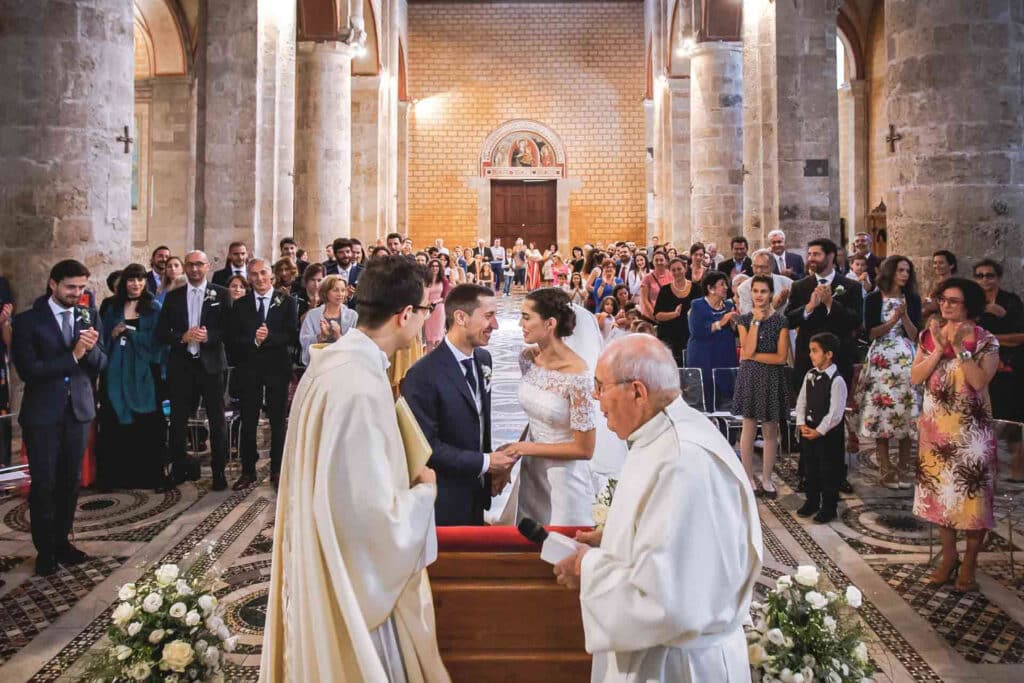 Sposi davanti l'altare e panoramica della chiesa