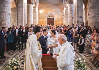 Sposi davanti l'altare e panoramica della chiesa