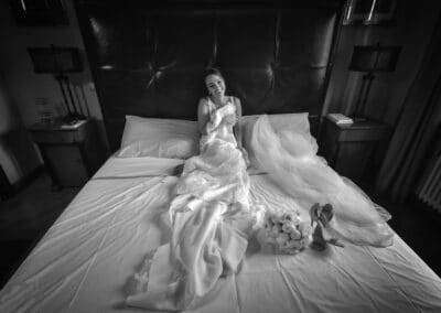 Sposa sul letto prima di vestirsi