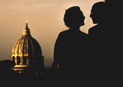 Silhouette sposi con cupola di San Pietro al tramonto