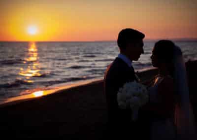 Sposi in spiaggia al tramonto
