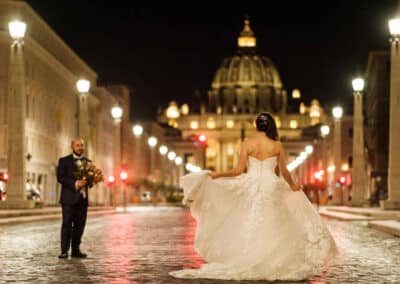 Sposi con sfondo della cupola di San Pietro