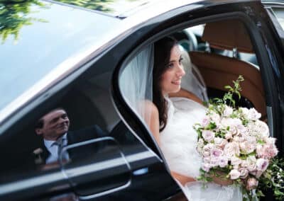 Sposa che osserva il padre riflesso sulla macchina