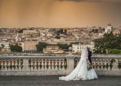 Sposi che si baciano con Roma sullo sfondo