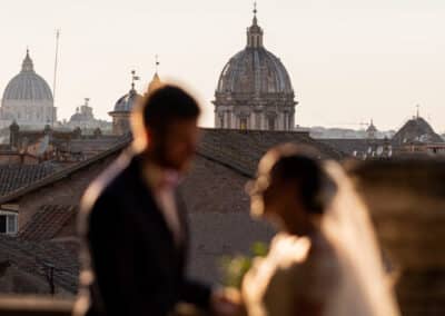 Sposi fuori fuoco con cupola di San Pietro sullo sfondo