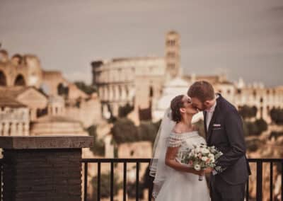 Sposi che si baciano con lo sfondo dei Fori Imperiali