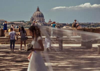 Sposa fuori fuoco al Parco degli Aranci con Cupola di San Pietro sullo sfondo