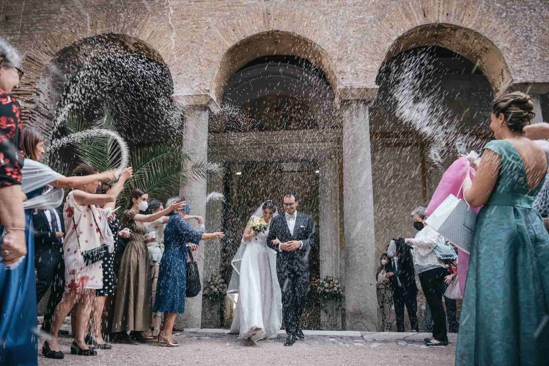 Lancio del riso davanti la chiesa di Santo Stefano Rotondo