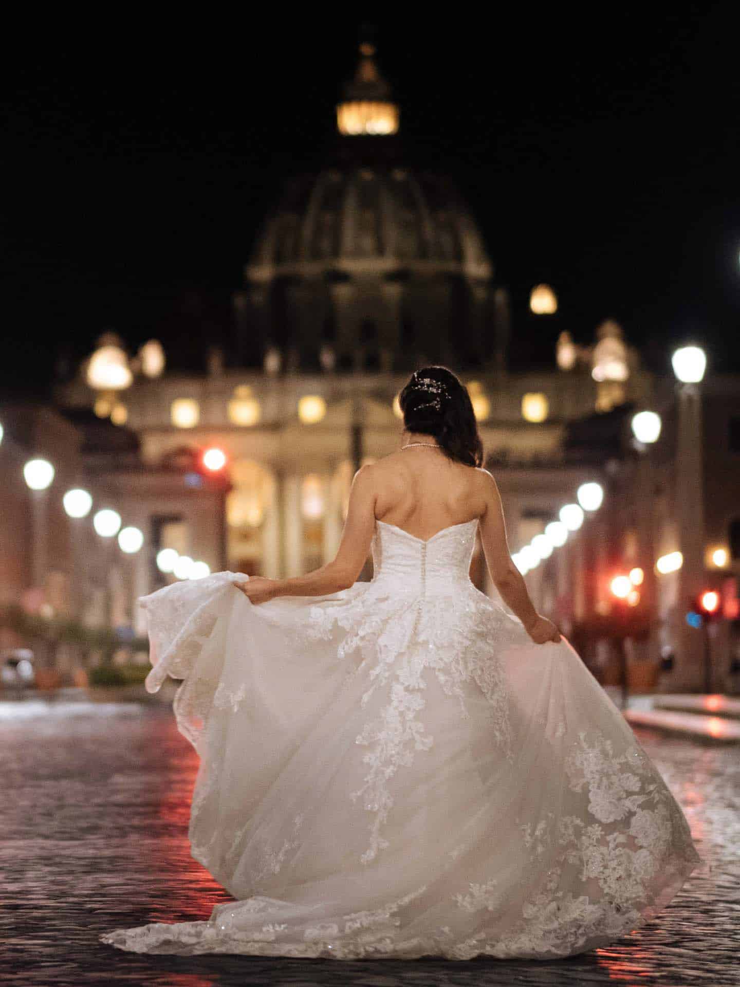 Sposa con sfondo notturno della basilica di San Pietro