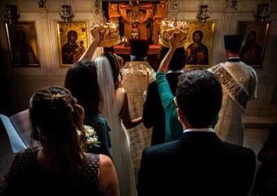 Sposi di spalle che celebrano rito ortodosso