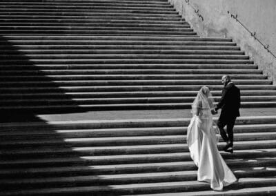 Sposi che salgono le scale del Campidoglio