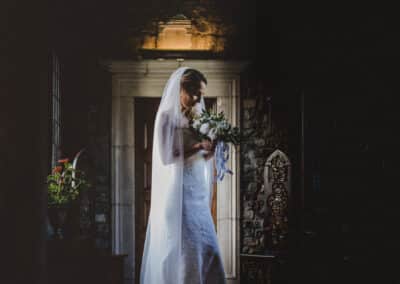 Sposa che osserva il bouquet