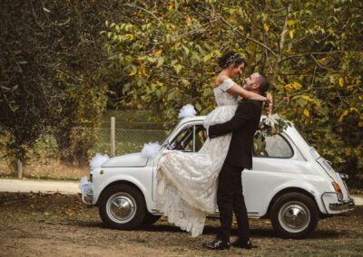 Sposo prende in braccio la sposa