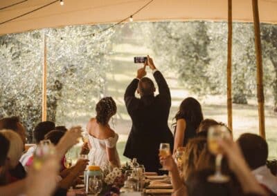 Selfie degli sposi con gli invitati