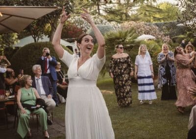 La sposa lancia il bouquet