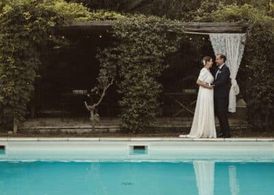 Sposi in piscina che si guardano