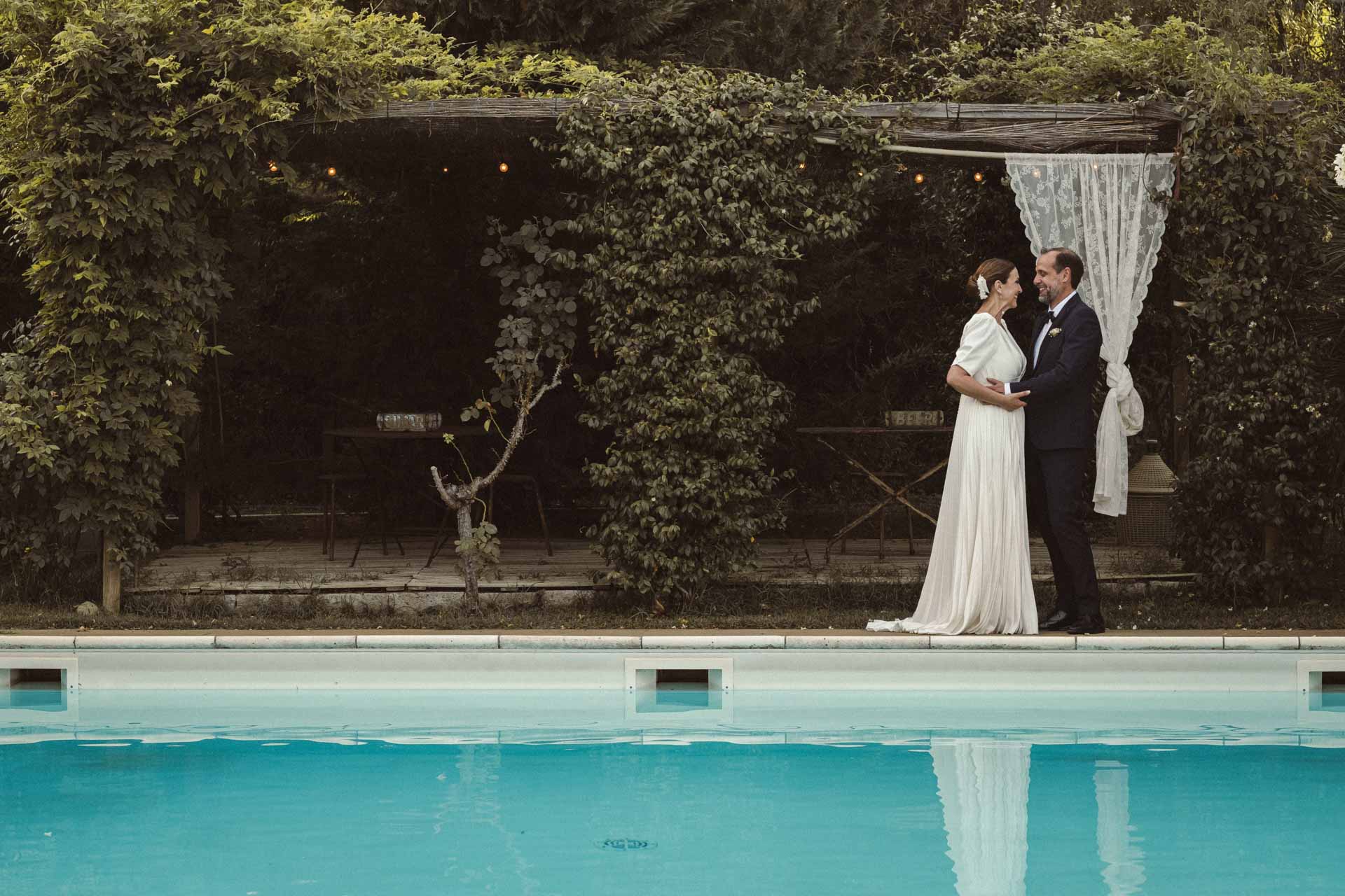 Sposi in piscina che si guardano