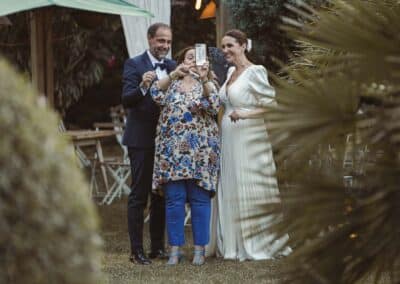 Selfie degli sposi con un'invitata