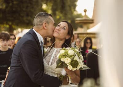 Sposo bacia la sposa