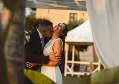 Lo sposo bacia la sposa sul collo