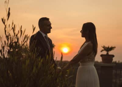 Sposi per mano al tramonto