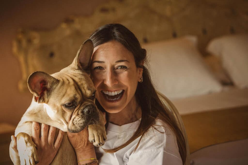 Sposa con il cane durante i preparativi