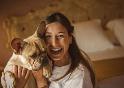 Sposa con il cane durante i preparativi