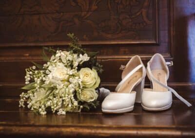 Il bouquet e le scarpe della sposa