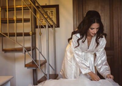 La sposa sistema l'abito sul letto