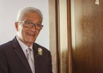 Il padre entra in camera e osserva la sposa con stupore