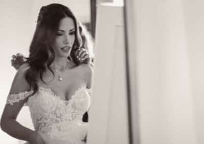 La sposa si sistema davanti lo specchio