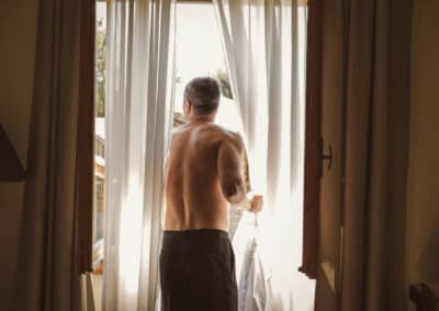 Sposo di spalle affacciato alla finestra