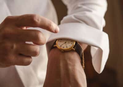 Lo sposo indossa l'orologio