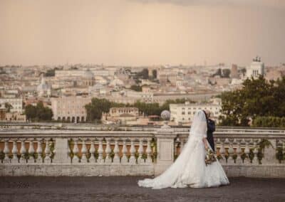 Sposi con sfondo panoramico di Roma