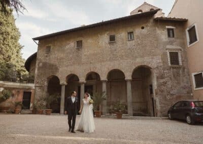 Sposi davanti la chiesa di Santo Stefano Rotondo