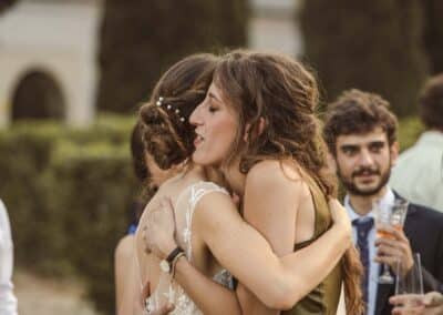 La sposa abbraccia un'amica