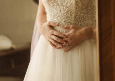 Mani della sposa sull'abito