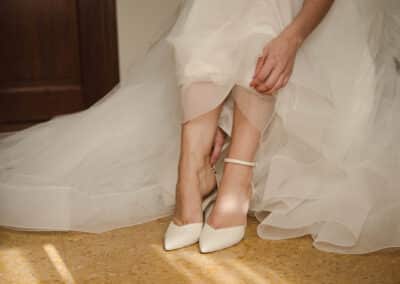 La sposa indossa le scarpe